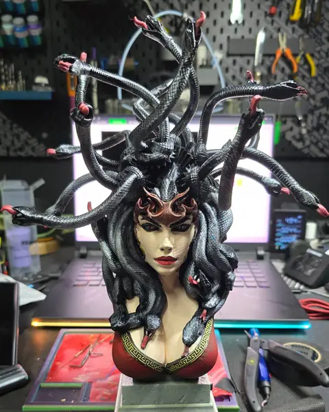 Busto de Medusa pintado con serpientes en la cabeza, sobre el escritorio del taller