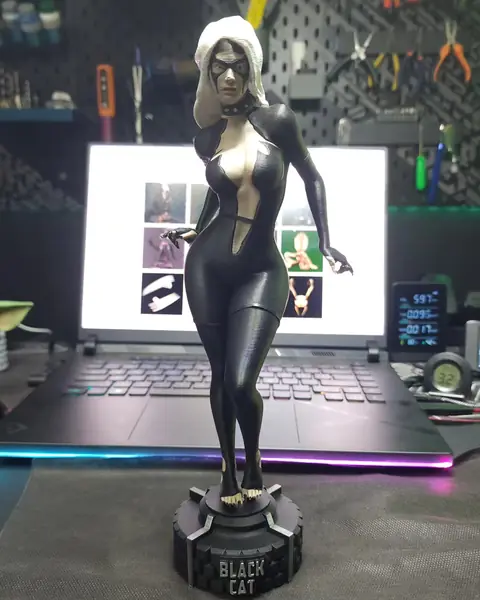 Figura de Black Cat impresa en 3D y pintada