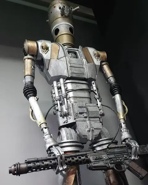 Droide IG-11 de cuerpo entero con sus armas