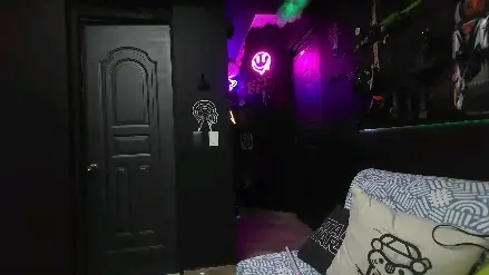 Cuarto oscuro con luz morada, portada del video del sable de luz de Anakin impreso en 3D