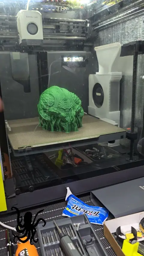 Busto de Cthulhu en verde imprimiéndose dentro de la impresora
