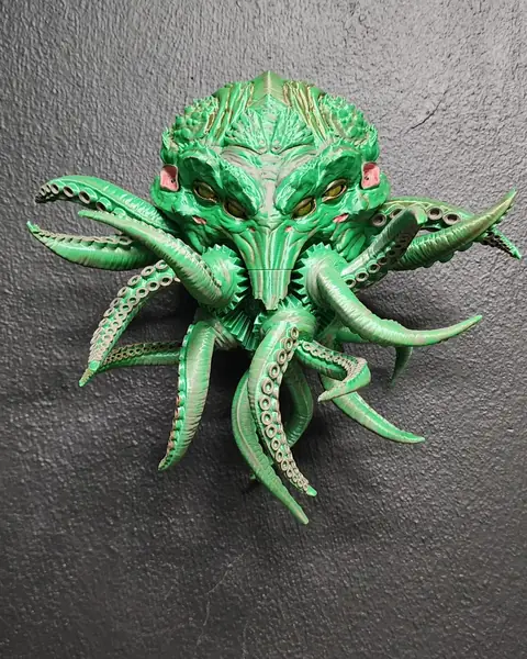 Busto de Cthulhu impreso en 3D y pintado en verde con ojos rojos