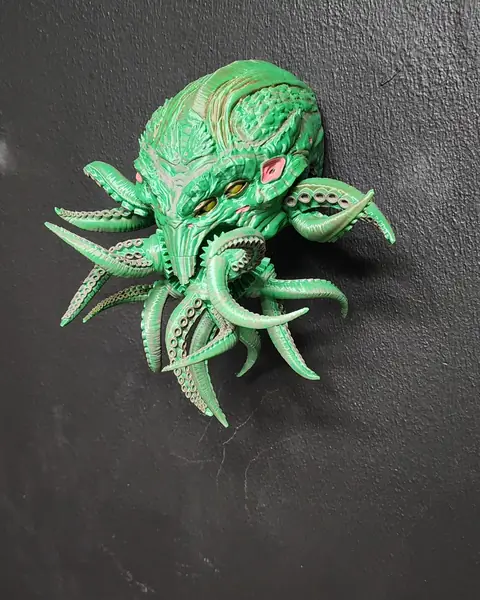 Busto de Cthulhu pintado en verde, vista lateral