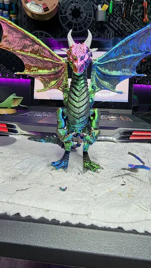 Dragón articulado impreso en 3D con filamento multicolor y alas extendidas