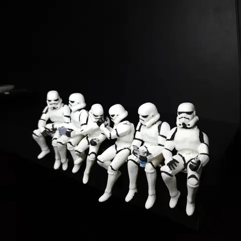 Grupo de figuras de Stormtroopers sentados impresas en 3D, para repisa