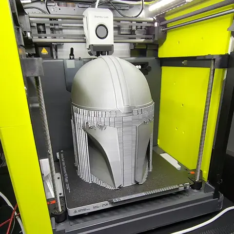 Casco del Mandalorian imprimiéndose dentro de la impresora