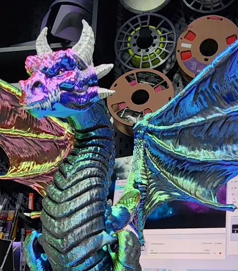 Detalle de la cabeza del dragón articulado en filamento multicolor