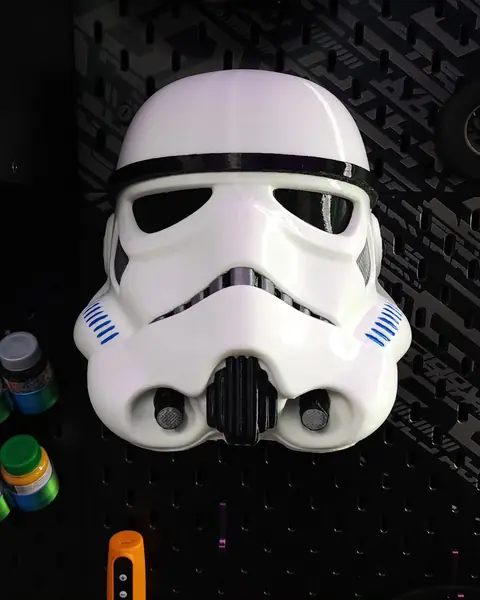 Casco de Stormtrooper impreso en 3D terminado, en blanco con detalles negros y azules