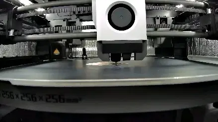 Impresora Bambu Lab imprimiendo piezas de la figura de Hatsune Miku
