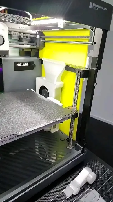 Interior de la impresora P1P mientras imprime una ventana decorativa con Stormtrooper