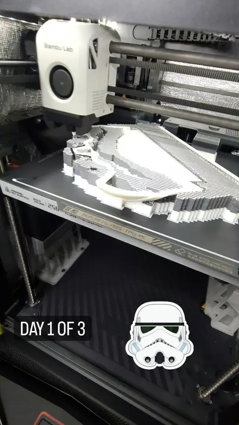 Primer día de impresión del casco de Stormtrooper en la Bambu Lab