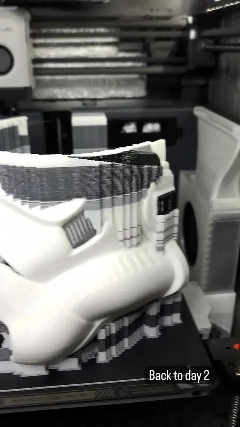 Casco de Stormtrooper a medio imprimir dentro de la impresora