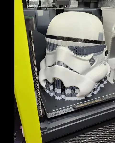Casco de Stormtrooper dentro de la impresora