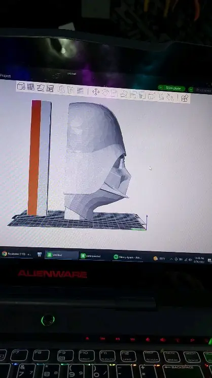 Casco de Darth Vader en el software de laminado en una laptop