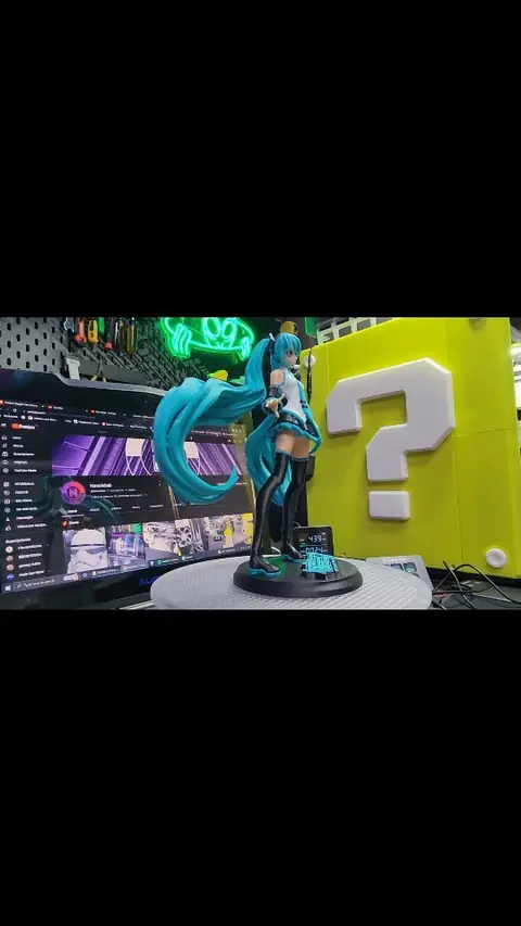 Figura de Hatsune Miku en el taller junto a un bloque de pregunta