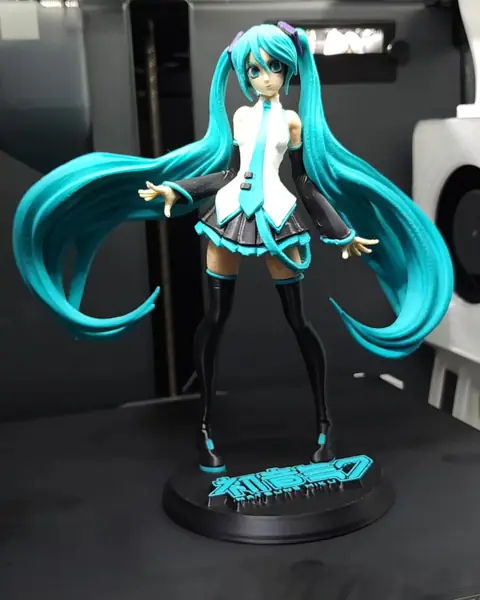 Figura de Hatsune Miku impresa en 3D y pintada, con cabello turquesa largo