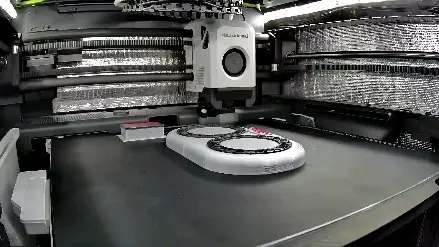 Portalápices con forma de neumático de F1 imprimiéndose en la Bambu Lab