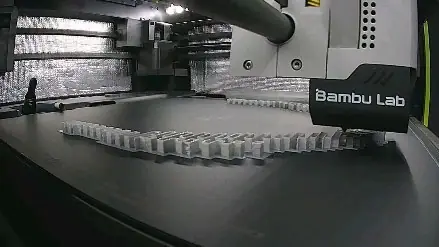 Vista del taller con luces moradas y escritorio de trabajo