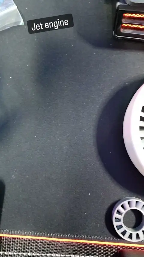 Piezas del motor a reacción en la cama de impresión de la Bambu Lab