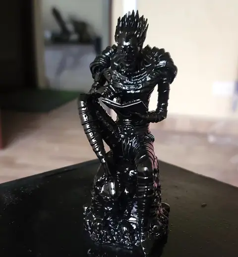 Figura de Ryuk de Death Note recién pintada en negro brillante