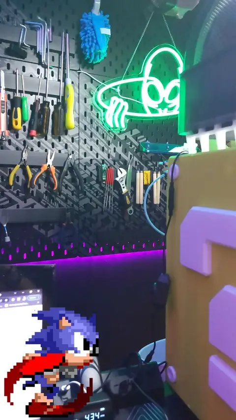 Figura de Sonic impresa en 3D junto a un bloque de pregunta de Mario