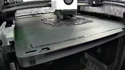 Timelapse del portal cuádruple imprimiéndose en la cama de una Bambu Lab