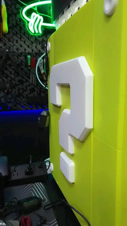 Bloque de pregunta de Mario impreso en 3D en el taller, portada del video del casco de Darth Vader