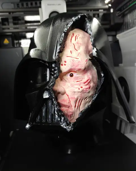Casco dañado de Darth Vader impreso en 3D y pintado, mostrando el rostro quemado