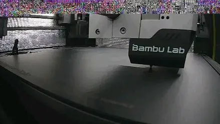 Impresora Bambu Lab en el taller imprimiendo el casco dañado de Darth Vader