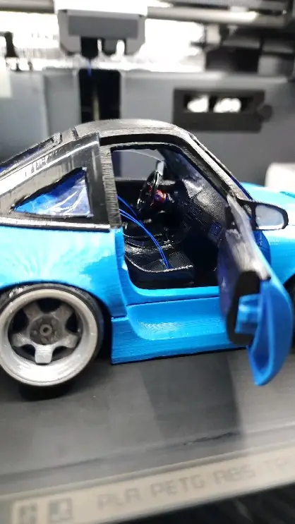 Modelo a escala de Nissan 200SX azul con puertas abiertas, armado con Tunerkits
