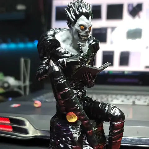 Figura de Ryuk de Death Note impresa en 3D y pintada, sentada
