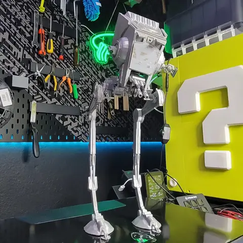 Scout walker de Star Wars impreso en 3D junto a un bloque de pregunta de Mario