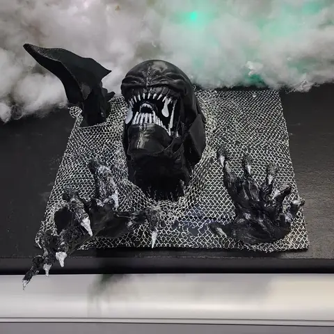 Busto de la reina Alien impreso en 3D en gris oscuro sobre una base con textura