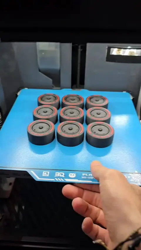 Set de imanes con forma de neumático de F1 sobre la cama de impresión