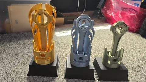 Trofeos de drift dorado, plateado y bronce en forma de pistón y biela
