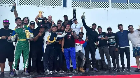 Pilotos y organizadores celebrando en la premiación de drift del Club Dom Corredores de Drift