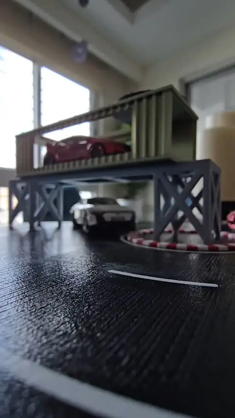 Diorama de drift con auto a escala bajo una estructura impresa en 3D