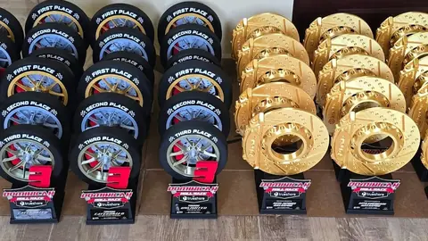 Hilera de trofeos Rollrace by Trueshore en forma de neumático y rin dorado