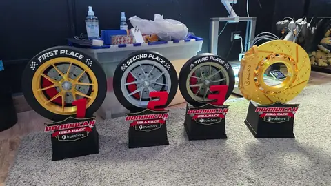 Trofeos Rollrace de neumático con rines dorados, plateados y rojos con números de posición