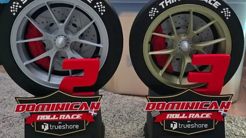 Trofeos Rollrace 2.º y 3.er lugar con rin de neumático y logo Dominican Roll Race