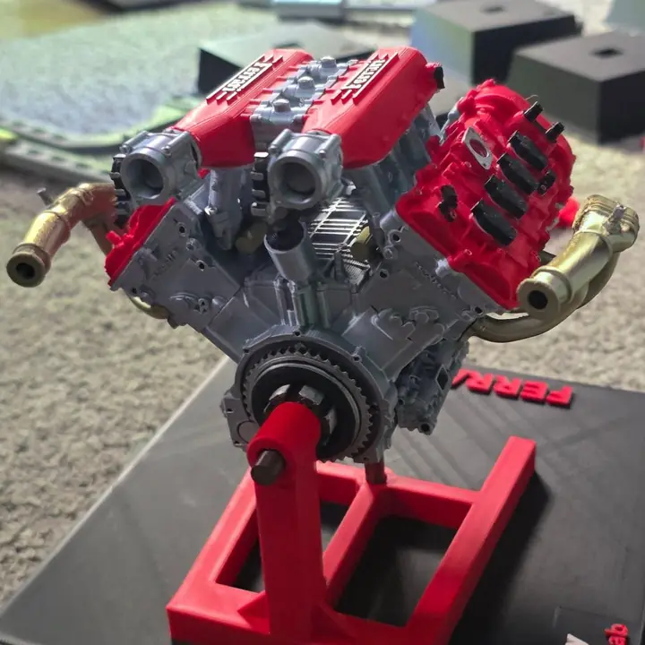 Réplica del motor V8 de la Ferrari 458 impresa en 3D sobre su soporte