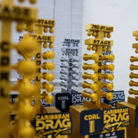 Trofeos dorados con árbol de salida de drag de la CDRL 2024