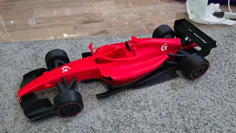 Modelo rojo de un F1 2026 impreso en 3D, vista lateral