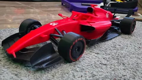 Modelo rojo de un F1 2026 impreso en 3D, vista frontal