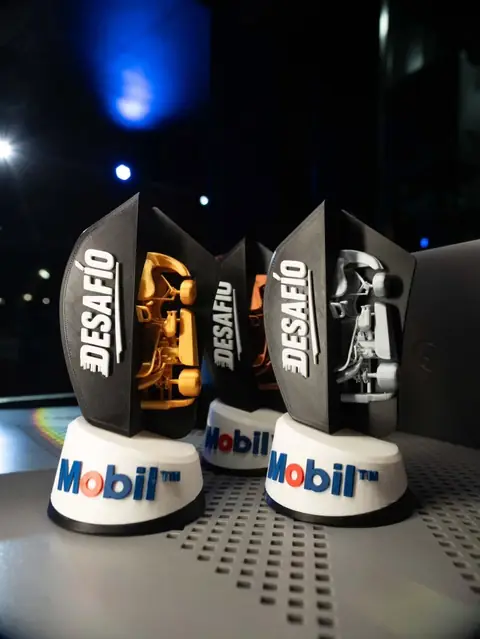 Trofeos negros y plateados del Desafío Mobil