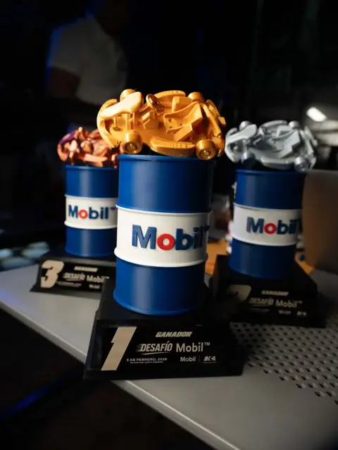 Trofeos en forma de tanque de aceite Mobil con tapas oro, plata y bronce