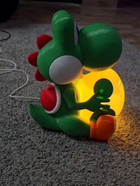 Lámpara de Yoshi impresa en 3D con el huevo iluminado