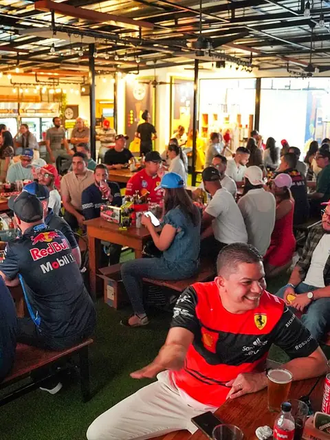 Público viendo la carrera de F1 en Cultura Cervecera