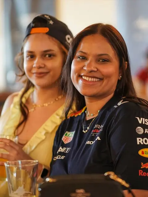 Dos asistentes posando en el evento de F1