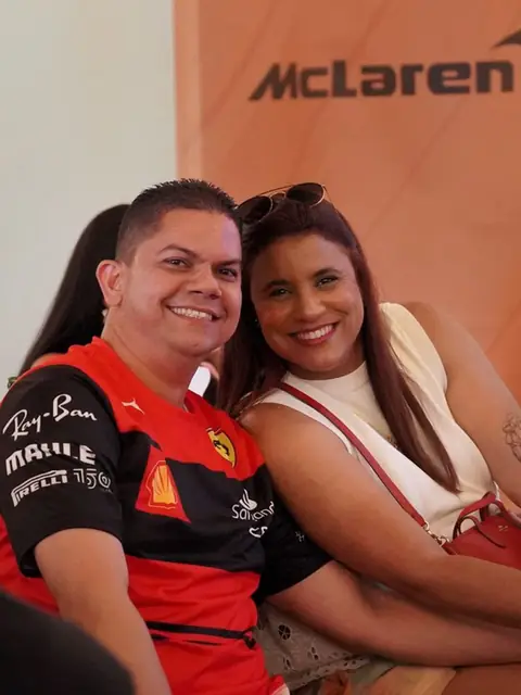 Pareja con ropa de Ferrari en el evento de F1